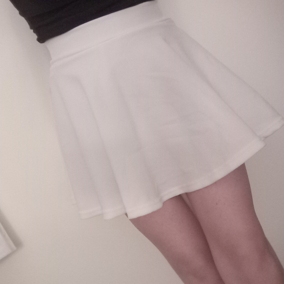DJT - White Circle / Skater / Flared Skirt w/built in shorts underneath - Picture 3 of 10